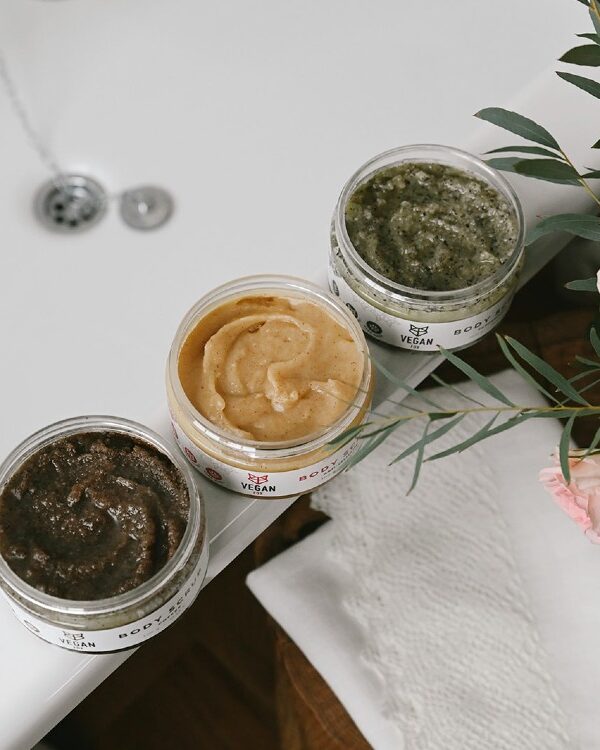 BrigitaDambe_VeganFox_176-1-1.jpg VEGAN FOX - Kavos kūno šveitiklis su druska, 300 g