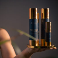NORTH BEAUTY - Stangrinantis paakių kremas „Lift & Hydrate“ su hialuronu ir arnika, 15ml