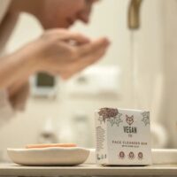 VEGAN FOX - Kietasis veido prausiklis su rausvuoju moliu, 50g