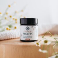 freshik_maiwistik_ljstuudio-4-scaled-1.jpg MAIWISTIK - FRESHIK ramunėlių kreminis dezodorantas 30ml