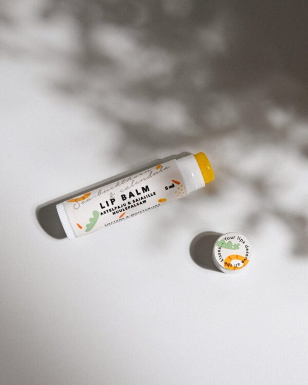 lip-balm-sea-buckthorn-calendula-2ce4d870.jpg BONOBO - Gydomasis lūpų balzamas su šaltalankiais ir medetkomis