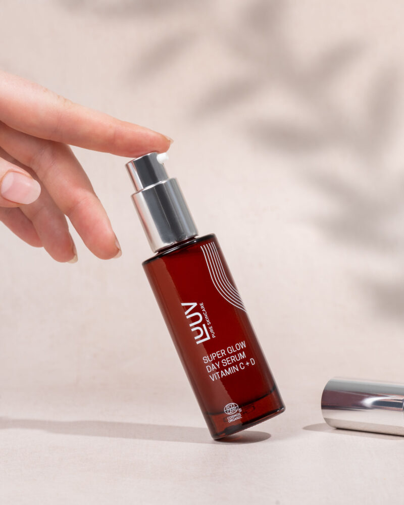 LUUV - Super Glow veido serumas su vitaminu C + D ir hialurono rūgštimi, 30 ml | Natūrali dieninė odos priežiūra COSMOS
