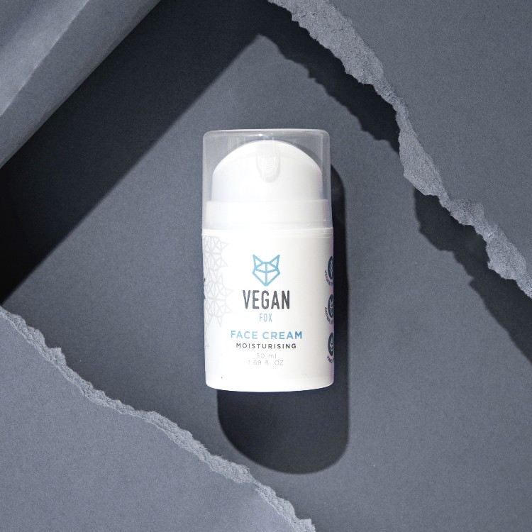 mitrinoss-sejas-krems-vegan-fox-2.jpg VEGAN FOX - Drėkinamas veido kremas, 50 ml