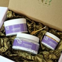 mustikas-k-1-scaled-1.jpg NORTH BEAUTY - Šiaurės grožio paslaptis-mėlynių ekstrakto rinkinys kūnui