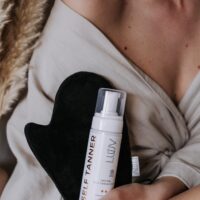 natural-self-tanning-foam-dark-cosmos-150ml-bae836fc-1.jpg LUUV - Aksominė įdegio aplikatoriaus pirštinė – veidui ir kūnui