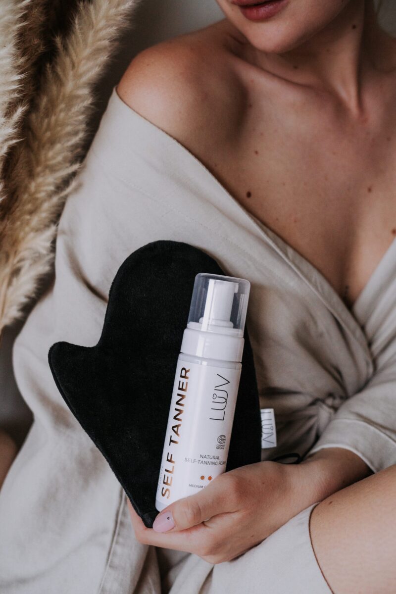 natural-self-tanning-foam-dark-cosmos-150ml-bae836fc-1.jpg LUUV - Aksominė įdegio aplikatoriaus pirštinė – veidui ir kūnui