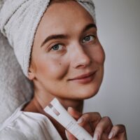 LUUV - Savaiminio įdegio veido serumas su hialurono rūgštimi, natūralus efektas, 20 ml